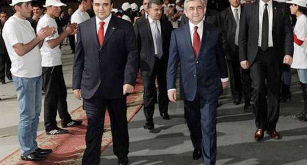 Лидер партии "Оринац Еркир" ("Страна Законности") и президент Армении Серж Саргсян на мероприятии, посвященном 30-летию партии "Оринац Еркир". Ереван, 20 марта 2012 г. Фото пресс-службы президента Армении, http://www.president.am/ru/press-release/item/2012/03/20/news-2065/#!officialPhotos