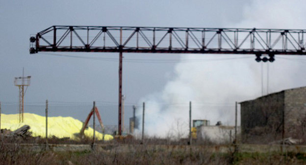 Возгорание серы в порту "Кавказ". Краснодарский край, Темрюкский район, 16 марта 2014 г. Фото очевидцев, опубликованное на сайте Экологической Вахты по Северному Кавказу, http://ewnc.org/node/13916