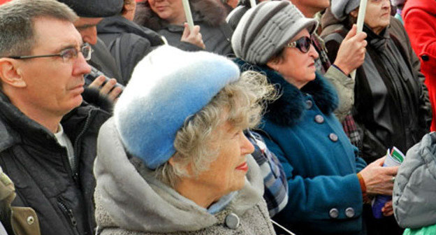 Жители Волгограда во время акции против и в поддержку губернатора Сергея Боженова на площади Павших борцов. Волгоград, 16 марта 2013 г. Фото Татьяны Филимоновой для "Кавказского узла"