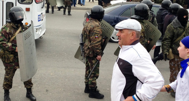 Случайные прохожие и сотрудники полиции во время несанкционированного митинга в поддержку Саида Амирова в центре Махачкалы. 12 апреля 2014 г. Фото Патимат Махмудовой для "Кавказского узла"