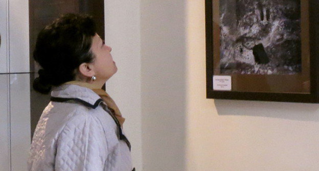 Выставка фотографий исторических памятников Кашатагского района «Камни-свидетели Кашатага». Нагорный Карабах, Степанакерт, 18 апреля 2014 г. Фото Алвард Григорян для "Кавказского узла"