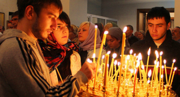 Верующие в Соборе святого Георгия Победоносца перед началом пасхального богослужения. Владикавказ, 19 апреля 2014 г. Фото Эммы Марзоевой для "Кавказского узла"