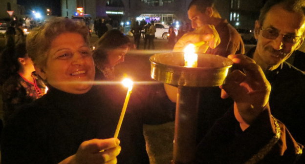 После вечернего богослужения  накануне Пасхи в церкви Св. Акопа в Степанакерте. Нагорный Карабах,19 апреля 2014 г. Фото Алвард Григорян для "Кавказского узла"