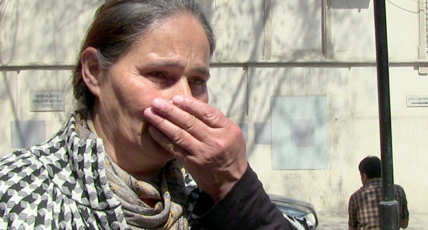 Нурдджахан Абилова, мать активиста социальной сети Facebook летнего Абдула Абилова, у здания Бакинского суда по тяжким преступлениям. 17 апреля 2014 г. Фото Парваны Байрамовой для "Кавказского узла"