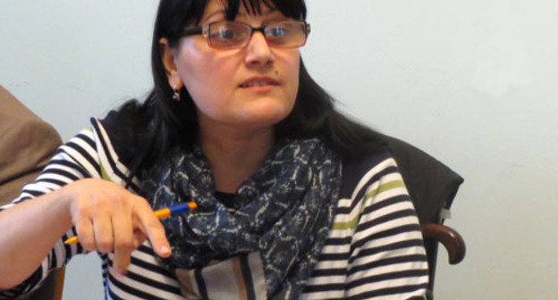 Аревик Петросян во время презентации журнала «Механизмы общественного участия и многоканальной дипломатии в мирных процессах: уроки из Северной Ирландии». Степанакерт, 17 апреля 2014 г. Фото Алвард Григорян для "Кавказского узла"