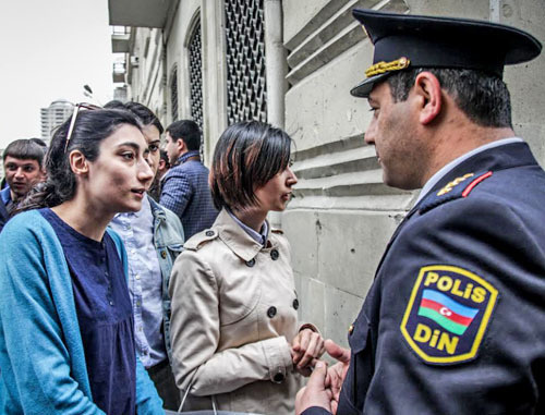 Полиция разогнала группу поддержки арестованных активистов движения Nida, собравшихся возле здания Бакинского суда по тяжким преступлениям. Баку, 22 апреля 2014 г. Фото Азиза Каримова для "Кавказского узла"