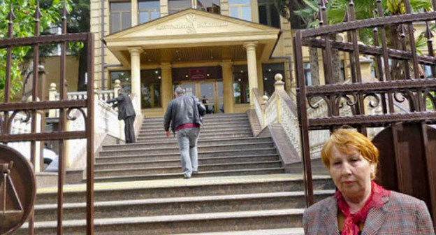 Нина Дубовая возле здания суда Центрального района. Сочи, 13 апреля 2014 г. Фото Светланы Кравченко для "Кавказского узла"