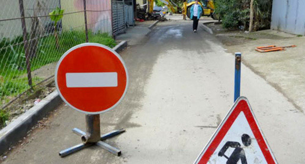Дорожные знаки на улице Новоселов, где идут работы по обустройству выезда из автошколы. Сочи, 18 апреля 2014 г. Фото Светланы Кравченко для "Кавказкого узла"