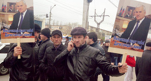 Участники народного схода сторонников временно отстраненного от должности мэра Махачкалы Саида Амирова. Махачкала, 12 апреля 2014 г. Фото Патимат Махмудовой для «Кавказского узла» Участники народного схода сторонников временно отстраненного от должности мэра Махачкалы Саида Амирова. Махачкала, 12 апреля 2014 г. Фото Патимат Махмудовой для «Кавказского узла»