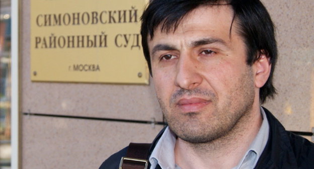 Биякай Магомедов у входа в здание Симоновского районного суда Москвы. 24 апреля 2014 г. Фото Аиды Магомедовой для "Кавказского узла"