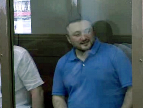 Рустам Махмудов, обвиняемый в убийстве Анны Политковской, на заседании суда 6 июня 2013 г. Кадр из видеозаписи пресс-службы Мосгорсуда, mos-gorsud.ru