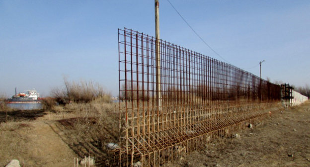 Недостроенное гидротехническое сооружение (ГТС) на полуострове Пролетарский. Астрахань, 4 марта 2014 г. Фото Вячеслава Ященко для "Кавказского узла"