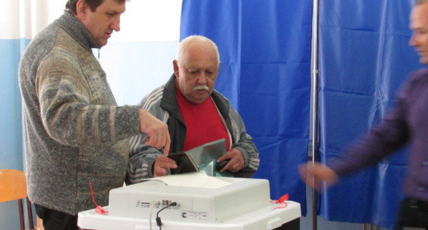 Голосование на выборах в городскую думу на избирательном участке в Кировском районе Астрахани 27 апреля 2014 г. Фото Вячеслава Ященко для "Кавказского узла"