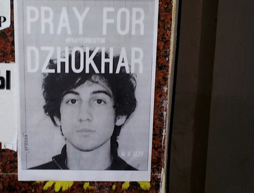 Портрет Джохара Царнаева на листовке с призывом молиться за него. Грозный, февраль 2013 г. Фото очевидца