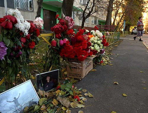 На месте убийства Егора Щербакова. Москва, октябрь 2013 г. Фото сообщества "В наших сердцах. Навеки. Егор Щербаков" https://vk.com