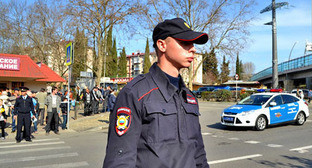 Сотрудник правоохранительных органов на улицах Сочи. Март 2014 г. Фото Светланы Кравченко для "Кавказского узла" Сотрудник правоохранительных органов на улицах Сочи. Март 2014 г. Фото Светланы Кравченко для "Кавказского узла"