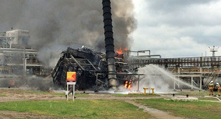 Пожар на нефтяном заводе в Нефтекумске. 7 мая 2014 г. Фото: СУ СКР по Ставропольскому краю Пожар на нефтяном заводе в Нефтекумске. 7 мая 2014 г. Фото: СУ СКР по Ставропольскому краю