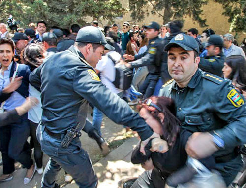Полиция задерживает участников акции протеста против вынесения обвинительного приговора активистам движения Nida. Баку, 6 мая 2014 г. Фото Азиза Каримова для "Кавказского узла"
