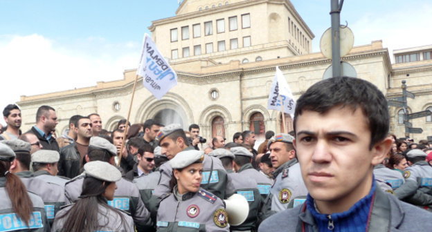 Акция против накопительной пенсионной системы, организованная сообществом "DEM.AM". Ереван, 9 апреля 2014 г. Фото Армине Мартиросян для "Кавказского узла" 