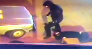 Эпизод драки в краснодарской пиццерии в ночь на 11 мая 2014 г. кадр из видео, размещенного на YouTube Эпизод драки в краснодарской пиццерии в ночь на 11 мая 2014 г. кадр из видео, размещенного на YouTube