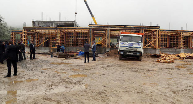 Республиканские чиновники инспектируют ход реконструкции дороги «Алкун-Таргим» в горной Ингушетии. 27 апреля 2014 г. Фото пресс-службы главы Ингушетии, http://www.ingushetia.ru/m-news/archives/020467.shtml