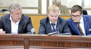 Адвокат Владимир Постанюк (слева) во время заседания суда по делу Саида Амирова. Ростов-на-Дону, 13 мая 2014 г. Фото Олега Пчелова для "Кавказского узла" Адвокат Владимир Постанюк (слева) во время заседания суда по делу Саида Амирова. Ростов-на-Дону, 13 мая 2014 г. Фото Олега Пчелова для "Кавказского узла"