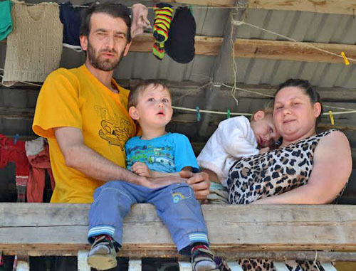 Мардирос Демерчян со своей семьей. Сочи, май 2014 г. Фото Светланы Кравченко для "Кавказского узла"