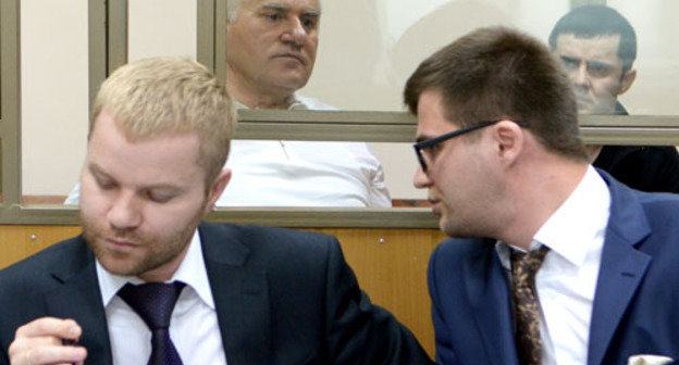 Саид Амиров (на заднем плане слева)во время заседания суда. На первом плане - защита. Ростов-на-Дону, 13 мая 2014 г. Фото Олега Пчелова для "Кавказского узла"