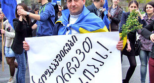Участник акции-концерта "Мы выбираем Европу" держит плакат с надписью- "Профсоюзы выбирают Европу". Тбилиси, 13 апреля 201 4 г. Фото Эдиты Бадасян для "Кавказского узла"