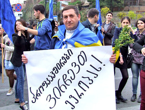 Участник акции-концерта "Мы выбираем Европу" держит плакат с надписью- "Профсоюзы выбирают Европу". Тбилиси, 13 апреля 201 4 г. Фото Эдиты Бадасян для "Кавказского узла"