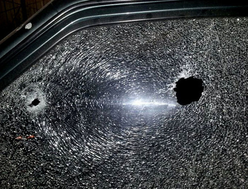 Следы от пули в окне автомобиля. Фото http://nac.gov.ru/