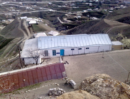 Здание средней школы в селе Мехельта Гумбетовского района Дагестана. Фото: http://meheti.dagschool.com