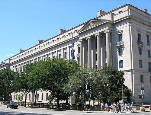 Здание министерства юстиции США в Вашингтоне. Фото: w:User:Coolcaesar http://ru.wikipedia.org/