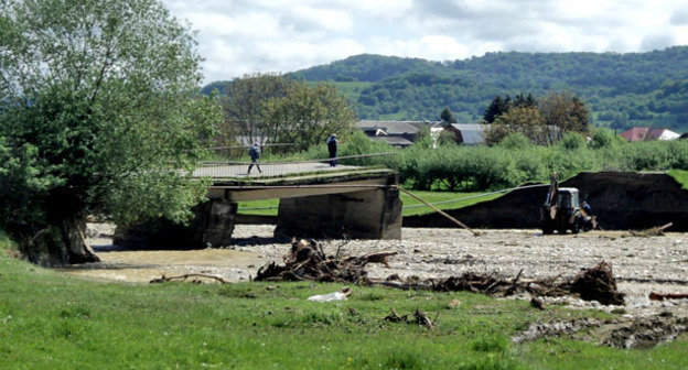 Разрушенный мост в результате схода селей. КБР, поселок Жемтала. Фото Людмилы Маратовой для "Кавказского узла"
