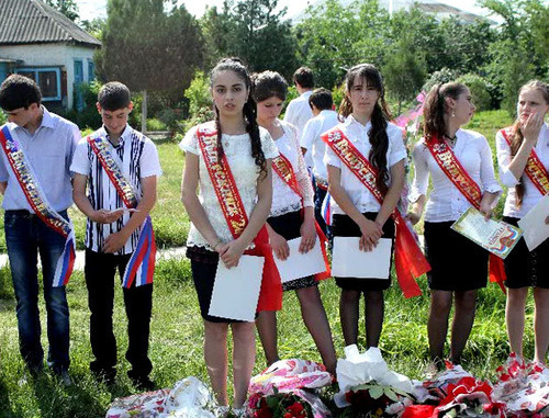 Последний звонок в школе в селении Хутун-Казмаляр Магарамкентского района. Май 2013 г. Фото http://www.dagmol.ru/
