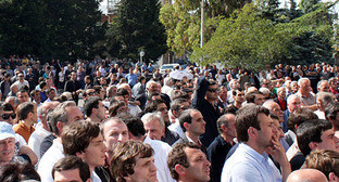 Участники антиправительственного митинга в Сухуме, Абхазия, 27 мая 2014 г. Фото Амры Амичба, "Апсныпресс"