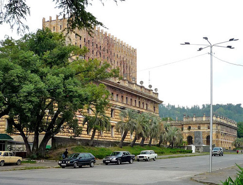 Сухум. Площадь Свободы, здание парламента Абхазии. Фото: Trio7 http://ru.wikipedia.org/