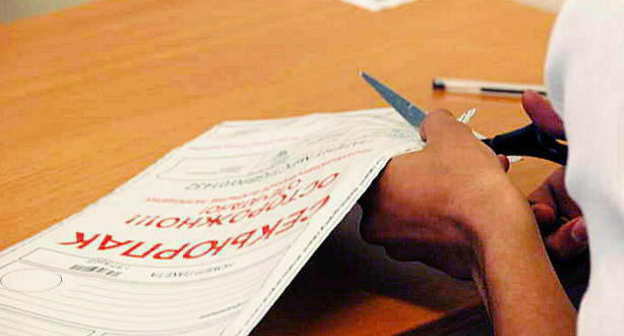 Вскрытие конверта с заданиями во время ЕГЭ. фото из архива пресс-службы Рособрнадзора, http://old.obrnadzor.gov.ru
