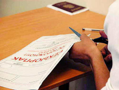 Вскрытие конверта с заданиями во время ЕГЭ. фото из архива пресс-службы Рособрнадзора, http://old.obrnadzor.gov.ru
