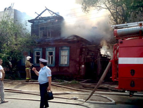 Пожар в доме 16 по улице Магнитогорской в Астрахани 7 июня 2014 г. Фото Елены Гребенюк для "Кавказского узла"