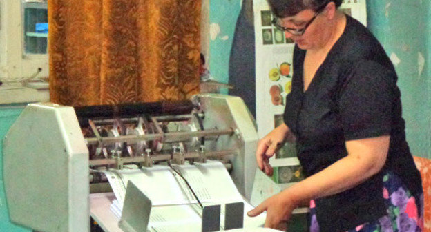 Идет процесс нумерации избирательных бюллетеней, которые будут направлены в один из избирательных округов Западной
Грузии. Июнь 201 г. Фото Инны Кукуджановой для "Кавказского узла"