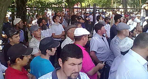 Представители мусульманской общины собрались на сход в ауле Тукуй-Мектеб. Ставропольский край, 16 июня 2014 г. Фото предоставлено очевидцем