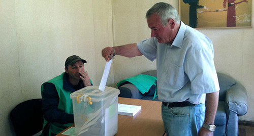 Избиратель опускает бюллетень в урну во время голосования на местных выборах в Душетском муниципалитете Грузии 15 июня 2014 года. Фото Григория Шведова для Кавказского узла"