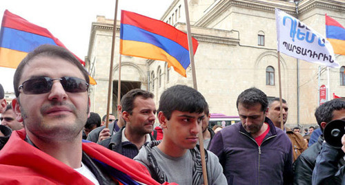 Участники акции протеста против пенсионной реформы. Ереван, 9 апреля 2014 г. Фото Армине Мартиросян для "Кавказского узла"