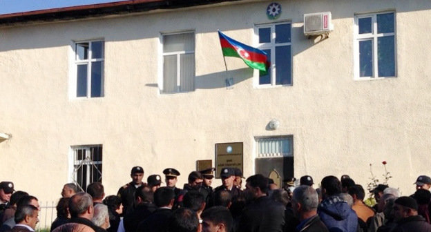 У здания Шекинского суда  по тяжким преступлениям в день подготовительного заседания по делу обвиняемых в беспорядках в Исмаиллы. Азербайджан, Шеки, 4 ноября 2013 г. Фото Парваны Байрамовой для "Кавказского узла"