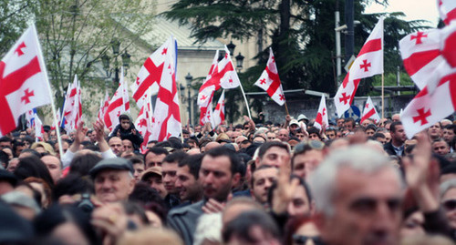 Участники акции "Единого национального движения" с флагами Грузии. Тбилиси, 27 марта 2013 г. Фото Анны Коноплевой для "Кавказского узла"