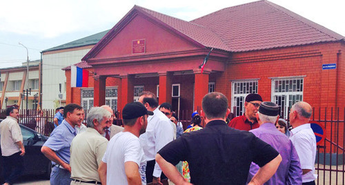 Возле здания Урус-Мартановского городского суда. Чечня, июнь 2014 г. Фото Магомеда Магомедова для "Кавказского узла"