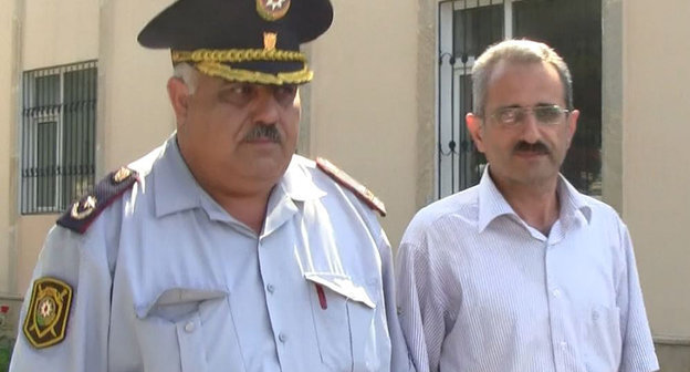 Арестованный главный редактор газеты "Толыши садо" Гилал Мамедов в сопровождении полицейского. Баку, 22 июня 2012 г. Фото: www.radioazadlyg.org