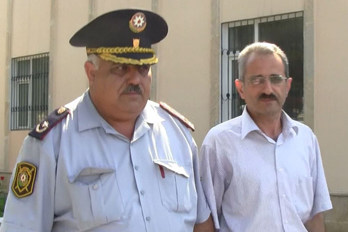 Арестованный главный редактор газеты "Толыши садо" Гилал Мамедов в сопровождении полицейского. Баку, 22 июня 2012 г. Фото: www.radioazadlyg.org