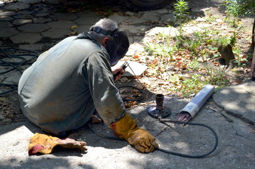 Сварщик ремонтной бригады устраняет течь в трубе водовода у дома 42 по Цветному бульвару. Сочи, 25 июня 2014 г. Фото Светланы Кравченко для "Кавказского узла"
